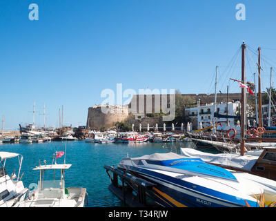 Barche in Kyrenia porta con il castello in background Foto Stock