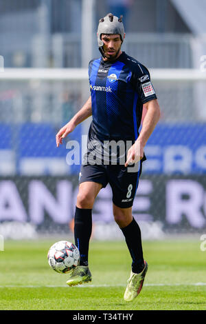 Di Sandhausen, Germania. 06 apr, 2019. Calcio: Seconda Bundesliga, SV Sandhausen - SC Paderborn 07, XXVIII Giornata a Hardtwaldstadion. Paderborn's Klaus Gjasula gioca la palla. Credito: Uwe Anspach/dpa - NOTA IMPORTANTE: In conformità con i requisiti del DFL Deutsche Fußball Liga o la DFB Deutscher Fußball-Bund, è vietato utilizzare o hanno utilizzato fotografie scattate allo stadio e/o la partita in forma di sequenza di immagini e/o video-come sequenze di foto./dpa/Alamy Live News Foto Stock