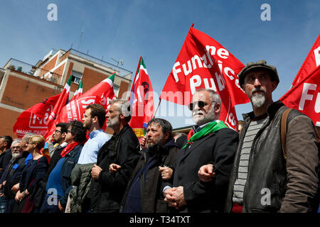 Roma, Italia. 06 apr, 2019. Roma il 6 aprile 2019. Counterdemonstration di attivisti del anti-fascisti movimenti nella Torre Maura quartiere di Roma e due giorni dopo Roma residenti e neo-fascisti bruciato cassonetti e gridato slogan razzista a Roma famiglie essendo temporaneamente ospitato nel loro quartiere. foto di Samantha Zucchi Insidefoto/credito: insidefoto srl/Alamy Live News Foto Stock