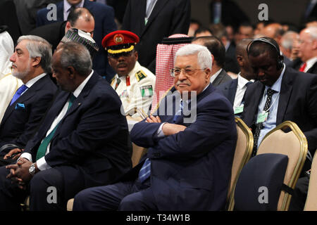 (190406) -- AMMAN, Aprile 6, 2019 (Xinhua) -- il presidente palestinese Mahmoud Abbas (1R, anteriore) è visto in apertura del XVII Forum economico mondiale sul Medio Oriente e Nord Africa nell'area del Mar Morto in Giordania, in data 6 aprile 2019. Il Forum Economico Mondiale (WEF) sul Medio Oriente e il Nord Africa 2019 sono iniziate il sabato in Giordania con oltre mille partecipanti provenienti da più di 50 paesi. Il forum, che è stato il diciassettesimo nella regione, chiamati ad unire gli sforzi per affrontare la regione le più pressanti sfide. (Xinhua/Mohammad Abu Ghosh)
