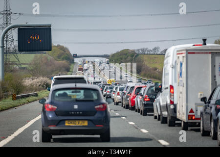 Tormarton, Gloucestershire, UK. 6 Aprile, 2019. Un incidente di traffico rallenta i turisti su l'ovest di M4. Vacanza traffico sulla M4 vicino Tormarton, South Gloucestershire, UK. Foto scattata dal sedile del passeggero. Credito: Sidney Bruere/Alamy Live News Foto Stock