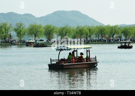 Hangzh, Hangzh, Cina. 6 apr, 2019. Hangzhou, Cina-numerosi turisti che affollano il West Lake Scenic Area durante la vacanza Qingming in Hangzhou, est della Cina di Provincia dello Zhejiang. Credito: SIPA Asia/ZUMA filo/Alamy Live News Foto Stock
