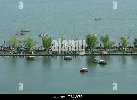 Hangzh, Hangzh, Cina. 6 apr, 2019. Hangzhou, Cina-numerosi turisti che affollano il West Lake Scenic Area durante la vacanza Qingming in Hangzhou, est della Cina di Provincia dello Zhejiang. Credito: SIPA Asia/ZUMA filo/Alamy Live News Foto Stock