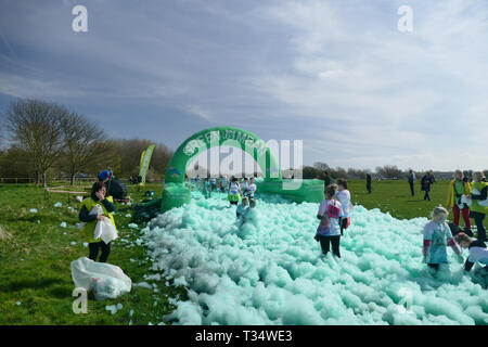 Blackpool, Lancashire, Regno Unito. , 6 aprile, 2019. Meteo news. Una bella giornata di primavera come centinaia di concorrenti godetevi il sole e le bolle come la bolla annuale evento rush per Brian house ospizio ottiene in corso.©Gary Telford/Alamy live news Foto Stock