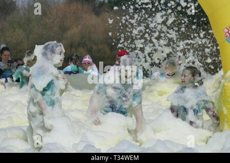 Blackpool, Lancashire, Regno Unito. , 6 aprile, 2019. Meteo news. Una bella giornata di primavera come centinaia di concorrenti godetevi il sole e le bolle come la bolla annuale evento rush per Brian house ospizio ottiene in corso.©Gary Telford/Alamy live news Foto Stock