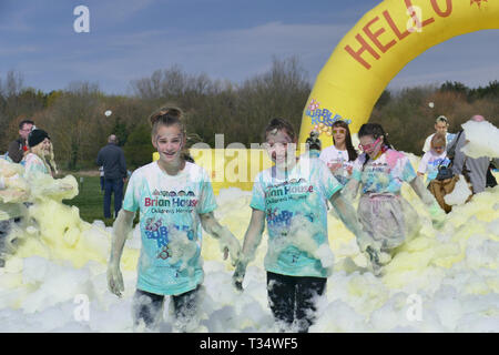 Blackpool, Lancashire, Regno Unito. , 6 aprile, 2019. Meteo news. Una bella giornata di primavera come centinaia di concorrenti godetevi il sole e le bolle come la bolla annuale evento rush per Brian house ospizio ottiene in corso.©Gary Telford/Alamy live news Foto Stock