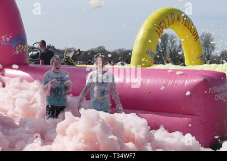 Blackpool, Lancashire, Regno Unito. , 6 aprile, 2019. Meteo news. Una bella giornata di primavera come centinaia di concorrenti godetevi il sole e le bolle come la bolla annuale evento rush per Brian house ospizio ottiene in corso.©Gary Telford/Alamy live news Foto Stock