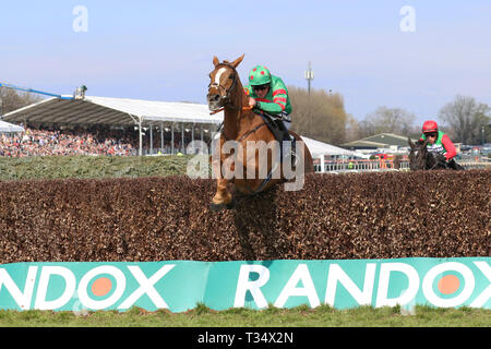 Aintree Racecourse Hurdles Liverpool, 06 Apr 2019. 15,00 Doom Bar Maghull Novices' Chase (grado 1) (Classe 1) (5YO Plus) N.6 ORNUA. Jockey D N Russell. Credit: MediaWorldImages/Alamy Live News Foto Stock