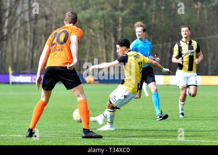 Arnhem, Paesi Bassi. 06 apr, 2019. ARNHEM, 06-04-2019, Papendal, stagione 2018/2019, olandese Tweede Divisie, Jong Vitesse player Hicham Acheffay rigature 1-0 durante il match Jong Vitesse - HHC Credito: Pro scatti/Alamy Live News Foto Stock