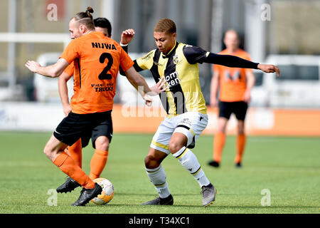 Arnhem, Paesi Bassi. 06 apr, 2019. ARNHEM, 06-04-2019, Papendal, stagione 2018/2019, olandese Tweede Divisie, Jong Vitesse player Richonell Margaret con HHC Hardenberg player Kevin Gortz Credito: Pro scatti/Alamy Live News Foto Stock