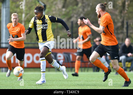 Arnhem, Paesi Bassi. 06 apr, 2019. ARNHEM, 06-04-2019, Papendal, stagione 2018/2019, olandese Tweede Divisie, Jong Vitesse player Richie Musaba e HHC Hardenberg player Kevin Gortz Credito: Pro scatti/Alamy Live News Foto Stock