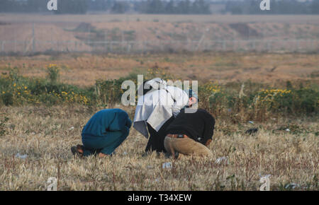Striscia di Gaza, Khan Younis, Palestina. 5 apr, 2019. Palestinesi visto tenendo il coperchio durante gli scontri.Le forze israeliane si sono intervenute per disperdere i dimostranti palestinesi provocando scontri durante un ''Grande marzo del ritorno'' la dimostrazione sulla frontiera israeliana di orientale Khan Yunis, nella Striscia di Gaza. Credito: Yousef Masoud/SOPA Immagini/ZUMA filo/Alamy Live News Foto Stock