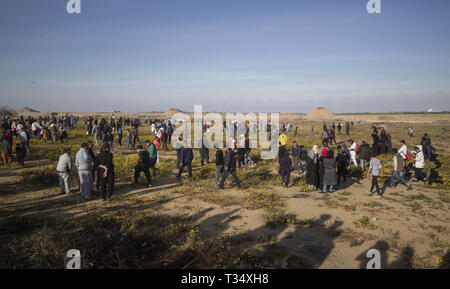 Striscia di Gaza, Khan Younis, Palestina. 5 apr, 2019. Palestinesi visto raccolta durante gli scontri.Le forze israeliane si sono intervenute per disperdere i dimostranti palestinesi provocando scontri durante un ''Grande marzo del ritorno'' la dimostrazione sulla frontiera israeliana di orientale Khan Yunis, nella Striscia di Gaza. Credito: Yousef Masoud/SOPA Immagini/ZUMA filo/Alamy Live News Foto Stock