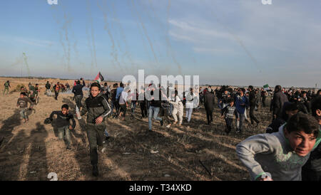 Striscia di Gaza, Khan Younis, Palestina. 5 apr, 2019. Palestinesi visto tenendo il coperchio durante gli scontri.Le forze israeliane si sono intervenute per disperdere i dimostranti palestinesi provocando scontri durante un ''Grande marzo del ritorno'' la dimostrazione sulla frontiera israeliana di orientale Khan Yunis, nella Striscia di Gaza. Credito: Yousef Masoud/SOPA Immagini/ZUMA filo/Alamy Live News Foto Stock