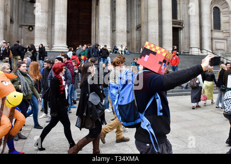 City of London, Londra, Regno Unito. 6 apr, 2019. Cosplayers prendere parte alla London Games Festival parata di caratteri da Guildhall alla Cattedrale di St Paul. Credito: Matteo Chattle/Alamy Live News Foto Stock