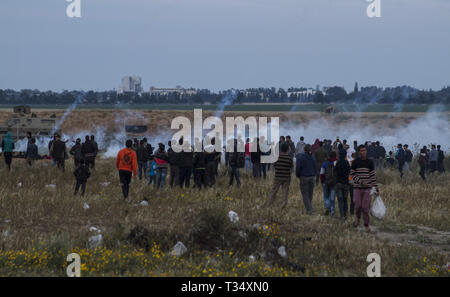 Striscia di Gaza, Khan Younis, Palestina. 5 apr, 2019. Palestinesi visto raccolta durante gli scontri.Le forze israeliane si sono intervenute per disperdere i dimostranti palestinesi provocando scontri durante un ''Grande marzo del ritorno'' la dimostrazione sulla frontiera israeliana di orientale Khan Yunis, nella Striscia di Gaza. Credito: Yousef Masoud/SOPA Immagini/ZUMA filo/Alamy Live News Foto Stock