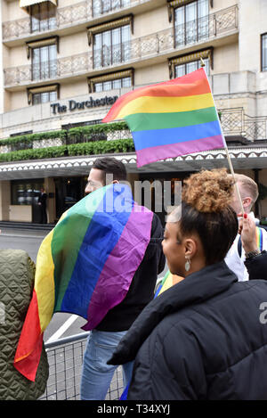 Dorchester Hotel di Park Lane, London, Regno Unito. 6 apr, 2019. Gruppi di LGBT inscenare una protesta al di fuori il Dorchester Hotel su Park Lane a Londra contro il sultano del Brunei. Credito: Matteo Chattle/Alamy Live News Foto Stock