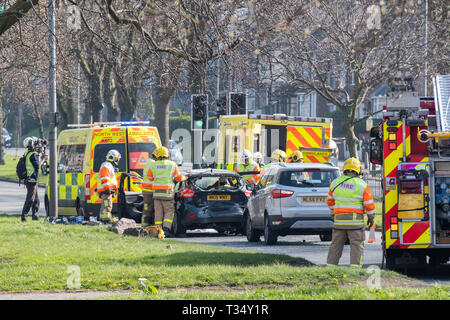 Liverpool, Merseyside, Regno Unito. 6 Aprile, 2019. Tutti e tre i servizi di emergenza hanno partecipato alle due veicolo traffico stradale collisione su un5058 Queens Drive nella vecchia zona del cigno di Liverpool Sabato, 6 aprile 2019. Il crash è avvenuto a circa 2:15pm. Due persone sono state portate in ospedale. Credito: Christopher Middleton/Alamy Live News Foto Stock