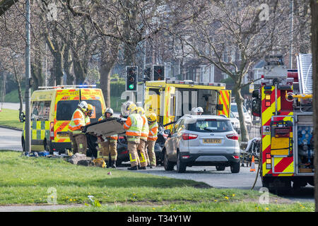 Liverpool, Merseyside, Regno Unito. 6 Aprile, 2019. Tutti e tre i servizi di emergenza hanno partecipato alle due veicolo traffico stradale collisione su un5058 Queens Drive nella vecchia zona del cigno di Liverpool Sabato, 6 aprile 2019. Il crash è avvenuto a circa 2:15pm. Due persone sono state portate in ospedale. Credito: Christopher Middleton/Alamy Live News Foto Stock