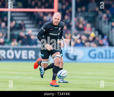 Londra, Regno Unito. 06 apr, 2019. Schalk Burger di Saraceni in azione durante la Premiership Gallagher match tra Saraceni e Newcastle Falcons a Allianz Park sabato, 06 aprile 2019. Londra Inghilterra. (Solo uso editoriale, è richiesta una licenza per uso commerciale. Nessun uso in scommesse, giochi o un singolo giocatore/club/league pubblicazioni.) Credito: Taka G Wu/Alamy Live News Foto Stock