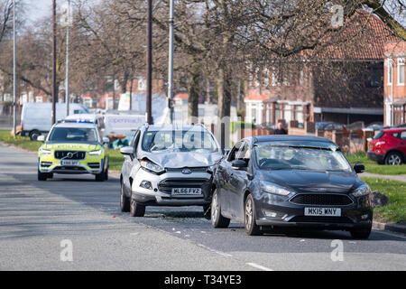 Liverpool, Merseyside, Regno Unito. 6 Aprile, 2019. Tutti e tre i servizi di emergenza hanno partecipato alle due veicolo traffico stradale collisione su un5058 Queens Drive nella vecchia zona del cigno di Liverpool Sabato, 6 aprile 2019. Il crash è avvenuto a circa 2:15pm. Due persone sono state portate in ospedale. Credito: Christopher Middleton/Alamy Live News Foto Stock