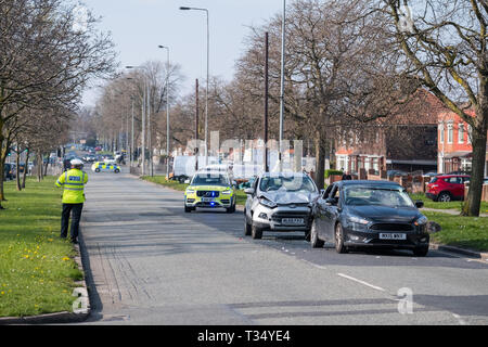 Liverpool, Merseyside, Regno Unito. 6 Aprile, 2019. Tutti e tre i servizi di emergenza hanno partecipato alle due veicolo traffico stradale collisione su un5058 Queens Drive nella vecchia zona del cigno di Liverpool Sabato, 6 aprile 2019. Il crash è avvenuto a circa 2:15pm. Due persone sono state portate in ospedale. Credito: Christopher Middleton/Alamy Live News Foto Stock