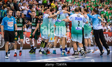 Amburgo, Germania. 06 apr, 2019. Pallamano: DHB Cup, Hannover-Burgdorf TSV - SC Magdeburg, girone principale, le quattro finali, semi-finale. Magdeburg i giocatori di celebrare la vittoria. Credito: Axel Heimken/dpa/Alamy Live News Foto Stock