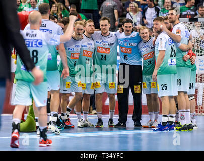 Amburgo, Germania. 06 apr, 2019. Pallamano: DHB Cup, Hannover-Burgdorf TSV - SC Magdeburg, girone principale, le quattro finali, semi-finale. Magdeburg i giocatori di celebrare la vittoria. Credito: Axel Heimken/dpa/Alamy Live News Foto Stock