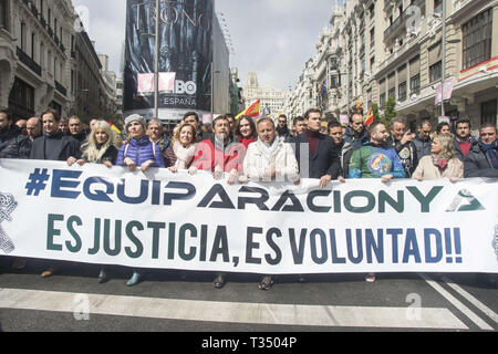 Madrid, Spagna. 6 apr, 2019. I dimostranti sono visti presso il Gran Via Avenue tenendo un banner che dice di perequazione del salario è la giustizia e che durante la dimostrazione.migliaia di poliziotti e guardie civili hanno dimostrato da Puerta del Sol, passando attraverso la principale strada transitabile a Plaza de Cibeles, in una chiamata dall'associazione Jusapol impegnative per un salario di confronto, questo accordo è stato firmato lo scorso anno e riflette una quantità che non è sufficiente ed è stato un tease a 140.000 famiglie, come il presidente del gruppo ha indicato. Il leader del partito cittadino Albert Rive Foto Stock