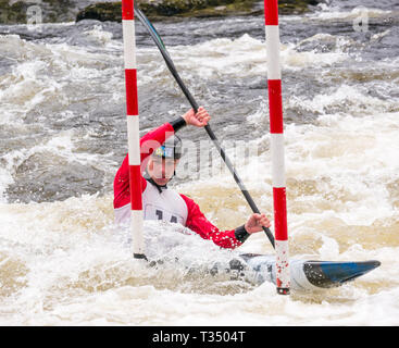 Grandtully, Perthshire Scozia, Regno Unito, 6 aprile 2019. Premier Grandtully Canoa Slalom: Jonny Dickson compete in uomini del premier kayak sul fiume Tay Foto Stock