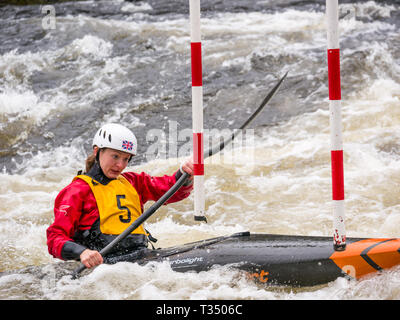 Grandtully, Perthshire Scozia, Regno Unito, 6 aprile 2019. Premier Grandtully Canoa Slalom: Irina Medunyak compete in donne''s premier kayak sul fiume Tay Foto Stock