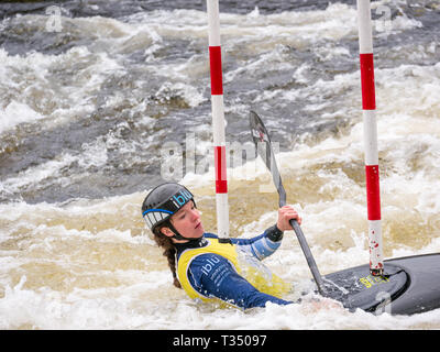 Grandtully, Perthshire Scozia, Regno Unito, 6 aprile 2019. Premier Grandtully Canoa Slalom: Ambra Maslen compete in donne''s premier kayak sul fiume Tay Foto Stock