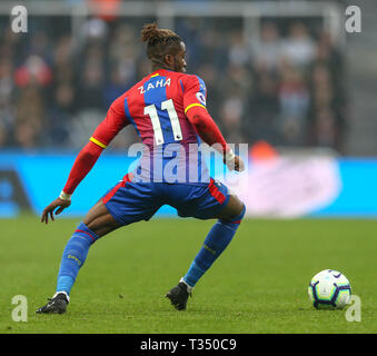 Newcastle upon Tyne, Regno Unito. 6 aprile 2019, St James Park, Newcastle upon Tyne, Inghilterra; EPL Premier League Football, Newcastle United contro il palazzo di cristallo; Wilfried Zaha di Crystal Palace gira all'interno con la palla Credit: Azione Plus immagini di sport/Alamy Live News Foto Stock