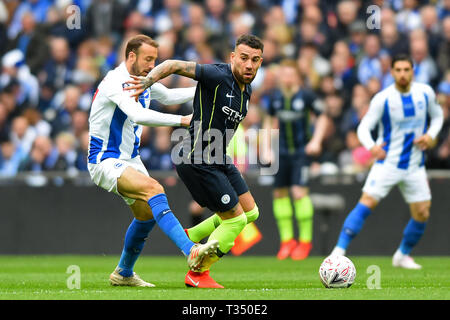 Londra, Regno Unito. 6 apr, 2019. Brighton avanti Glenn Murray mette pressione su Manchester City defender Nicolas Otamendi durante la FA Cup Semi finale tra Brighton e Hove Albion e il Manchester City a stadio di Wembley a Londra il sabato 6 aprile 2019. (Credit: Jon Bromley | MI News) solo uso editoriale, è richiesta una licenza per uso commerciale. Nessun uso in scommesse, giochi o un singolo giocatore/club/league pubblicazioni. La fotografia può essere utilizzata solo per il giornale e/o rivista scopi editoriali. Credito: MI News & Sport /Alamy Live News Foto Stock