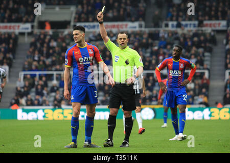 Newcastle, Regno Unito. 6 apr, 2019. Arbitro della corrispondenza Stuart Atwell mostra un cartellino giallo per il Palazzo di Cristallo di Martin Kelly durante il match di Premier League fra Newcastle United e Crystal Palace a St James Park, Newcastle su Sabato 6 Aprile 2019. (Credit: Steven Hadlow | MI News) solo uso editoriale, è richiesta una licenza per uso commerciale. Nessun uso in scommesse, giochi o un singolo giocatore/club/league pubblicazioni. La fotografia può essere utilizzata solo per il giornale e/o rivista scopi editoriali. Credito: MI News & Sport /Alamy Live News Foto Stock