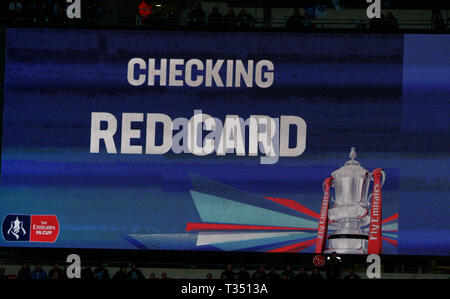 Londra, Regno Unito. 06 apr, 2019. 4a controllo ufficiale per il cartellino rosso durante la FA Emirates Cup Semi-Final match tra Manchester City e Brighton & Hove Albion allo Stadio di Wembley, London, Regno Unito su 06 Apr 2019. Credit: Azione Foto Sport/Alamy Live News Foto Stock