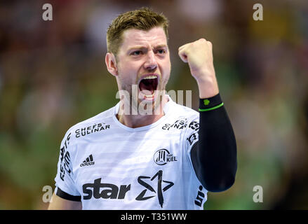 Amburgo, Germania. 06 apr, 2019. Pallamano: DHB Cup, THW Kiel - Füchse Berlin, girone principale, le quattro finali, semifinali. Kiel è Niclas Ekberg celebra un obiettivo. Credito: Axel Heimken/dpa/Alamy Live News Foto Stock