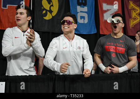 Iowa City, Iowa, USA. 5 apr, 2019. I ginnasti dall'Ohio State University allegria durante il team finale e tutto attorno alla gara tenutasi a Carver-Hawkeye Arena a Iowa City, Iowa. Credito: Amy Sanderson/ZUMA filo/Alamy Live News Foto Stock