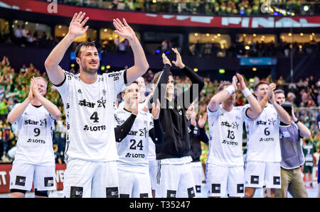 Amburgo, Germania. 06 apr, 2019. Pallamano: DHB Cup, THW Kiel - Füchse Berlin, girone principale, le quattro finali, semifinali. Kiel i giocatori di celebrare la loro entrata in finale. Credito: Axel Heimken/dpa/Alamy Live News Foto Stock