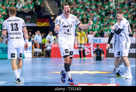 Amburgo, Germania. 06 apr, 2019. Pallamano: DHB Cup, THW Kiel - Füchse Berlin, girone principale, le quattro finali, semifinali. Kiel's Domagoj Duvnjak urla al fischio finale. Credito: Axel Heimken/dpa/Alamy Live News Foto Stock