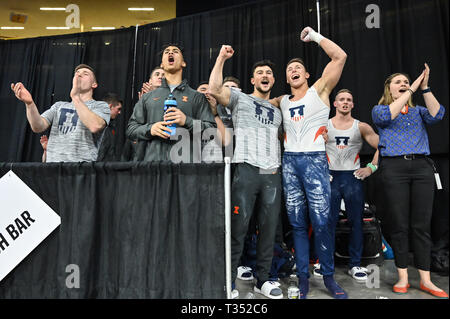 Iowa City, Iowa, USA. 5 apr, 2019. Il team dell'Università di Illinois celebra durante il team finale e tutto attorno alla gara tenutasi a Carver-Hawkeye Arena a Iowa City, Iowa. Credito: Amy Sanderson/ZUMA filo/Alamy Live News Foto Stock
