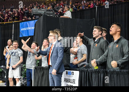 Iowa City, Iowa, USA. 5 apr, 2019. Il team dell'Università di Illinois celebra durante il team finale e tutto attorno alla gara tenutasi a Carver-Hawkeye Arena a Iowa City, Iowa. Credito: Amy Sanderson/ZUMA filo/Alamy Live News Foto Stock