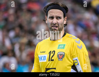 Amburgo, Germania. 06 apr, 2019. Pallamano: DHB Cup, THW Kiel - Füchse Berlin, girone principale, le quattro finali, semifinali. Berlino è il portiere Silvio Heinevetter reagisce durante il gioco. Credito: Axel Heimken/dpa/Alamy Live News Foto Stock