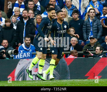 Londra, Regno Unito. 06 apr, 2019. Manchester City's Gabriel Gesù celebra il suo punteggio i lati primo obiettivo durante la FA Emirates Cup Semi-Final match tra Manchester City e Brighton & Hove Albion allo Stadio di Wembley, London, Regno Unito su 06 Apr 2019. Credit: Azione Foto Sport/Alamy Live News Foto Stock