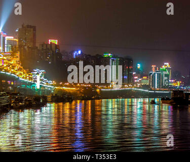 Chongquing, Chongquing comune, Cina. Il 30 settembre, 2006. La città illuminata di Chongqing di notte. Una grande città nel sud-ovest della Cina, Chongquing è un centro economico e ha un significativo della storia e della cultura che attrae i turisti. Credito: Arnold Drapkin/ZUMA filo/Alamy Live News Foto Stock