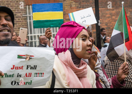 Londra, Regno Unito. Il 6 aprile 2019. Decine di migliaia di sudanesi incontrarsi al di fuori la loro ambasciata del trentaquattresimo anniversario del 6 aprile rivoluzione nel Sudan che rovesciò il dittatore Jaafar Nimeiri nel 1985 per sostenere il movimento rivoluzionario in Sudan che ha protestato per 17 settimane esigente la libertà, la pace e la giustizia. Le proteste pacifiche sono state soddisfatte con estrema violenza con oltre 70 manifestanti uccisi e migliaia di feriti. Credito: Peter Marshall / Alamy Live News Foto Stock