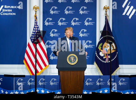 Las Vegas, Stati Uniti d'America. 6 apr, 2019. Presidente Trump raffigurato all'repubblicano coalizione ebraica annuale Incontro di Leadership al Venetian Resort di Las Vegas, NV il 6 aprile 2019. Credito: Erik Kabik Fotografia/media/punzone Alamy Live News Foto Stock