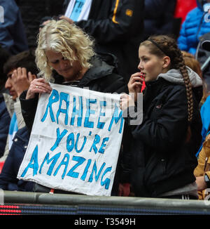 Wembley, Londra, Regno Unito. 06 apr, 2019. Manchester City tifosi mostrano il loro suppirt per Raheem Sterling durante la Emirates FA Cup Semi Final match tra Manchester City e Brighton & Hove Albion allo Stadio di Wembley su 6 aprile 2019 a Londra, Inghilterra. Credito: Immagini di PHC/Alamy Live News Foto Stock