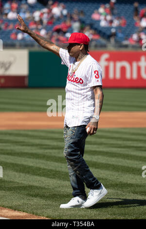 6 aprile 2019: 76ers Hall of Famer Allen Iverson (3) onde per la folla dopo buttare fuori il primo passo durante la MLB gioco tra il Minnesota Twins e Philadelphia Phillies al Citizens Bank Park di Philadelphia, Pennsylvania. Christopher Szagola/CSM Foto Stock