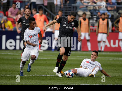 Washington DC, Stati Uniti d'America. 6 apr, 2019. D.C. Regno centrocampista (29) Leonardo Jara dribbling la palla lontano da LAFC avanti/centrocampista (7) Latif benedizione durante una sequenza di lunghezza massima MLS partita di calcio tra D.C. Regno e Los Angeles Football Club in campo Audi a Washington DC. Justin Cooper/CSM/Alamy Live News Foto Stock